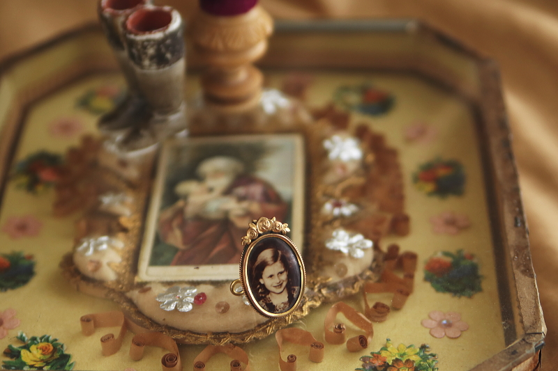 薔薇飾りの小さなフォトスタンド　ヨーロッパ アンティークストリュフ