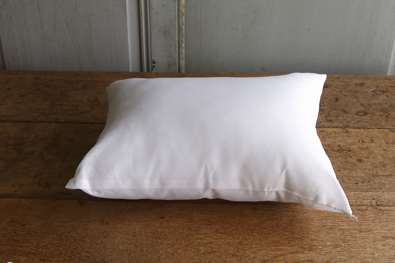 刺繍のナイトドレスケースのクッション　ワイルドストロベリー　イギリス アンティークストリュフ