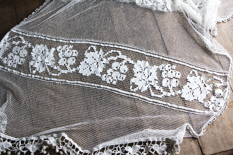 アンティークフィレレースカーテン　クロッシェ編み　花のモチーフ　葡萄の刺繍　フランス