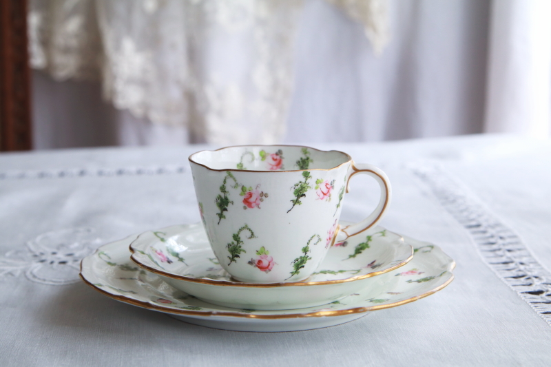 手描きの小薔薇のティートリオ　ロイヤルクラウンダービー　royalcrownderby イギリス　アンティークストリュフ