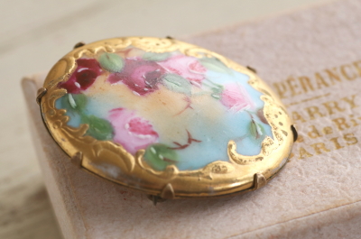 薔薇のポーセリンブローチ　ヨーロッパ アンティークストリュフ