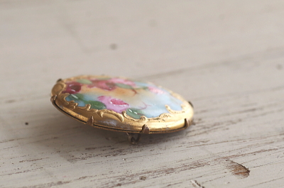 薔薇のポーセリンブローチ　ヨーロッパ アンティークストリュフ