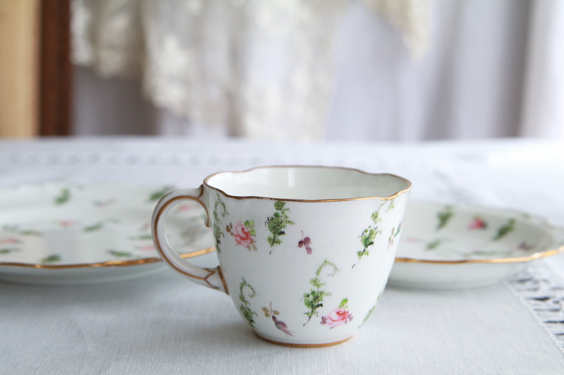 手描きの小薔薇のティートリオ　ロイヤルクラウンダービー　royalcrownderby イギリス　アンティークストリュフ