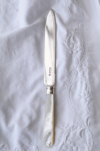 マザーオブパールハンドル　シルバーケーキナイフ　Isac Ellis & Sons アンティークストリュフ