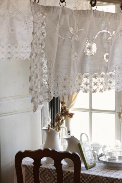 アンティークフランス 青小花刺繍のペルメット リネンカフェカーテン
