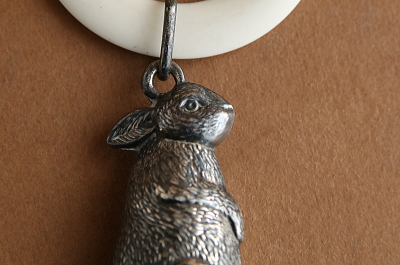 ウサギのベビーラトル　イギリス アンティークストリュフ