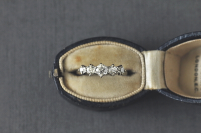 アンティークダイヤモンドファイブストーンリング　オールドヨーロピアンカット　婚約指輪　ヴィンテージブライダルウェディングエンゲージ