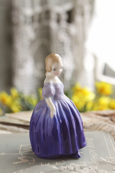 アンティークロイヤルドルトン　フィギュリン　marie royal doulton イギリス