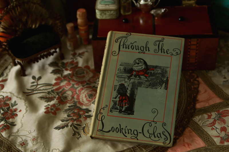 鏡の国のアリス ジョン・テニエル through the　looking glass ルイス・キャロル　アンティークストリュフ