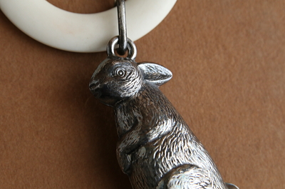 ウサギのベビーラトル　イギリス アンティークストリュフ