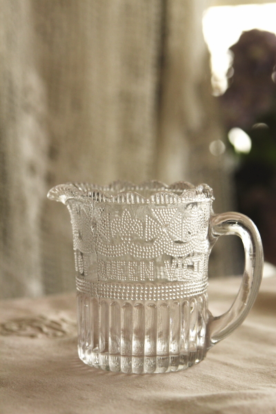 アンティークプレスガラスジャグ　ゴールデンジュビリー　ヴィクトリア女王　イギリス