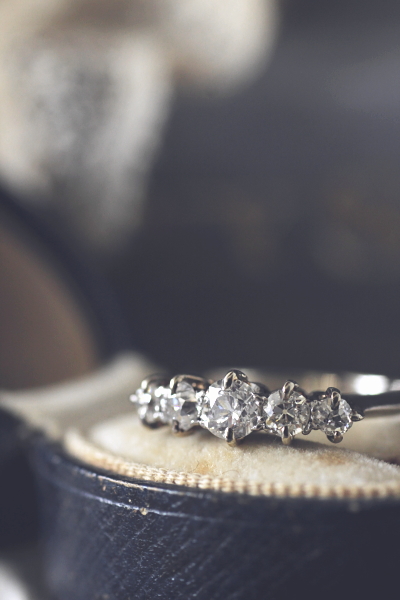 アンティークダイヤモンドファイブストーンリング　オールドヨーロピアンカット　婚約指輪　ヴィンテージブライダルウェディングエンゲージ