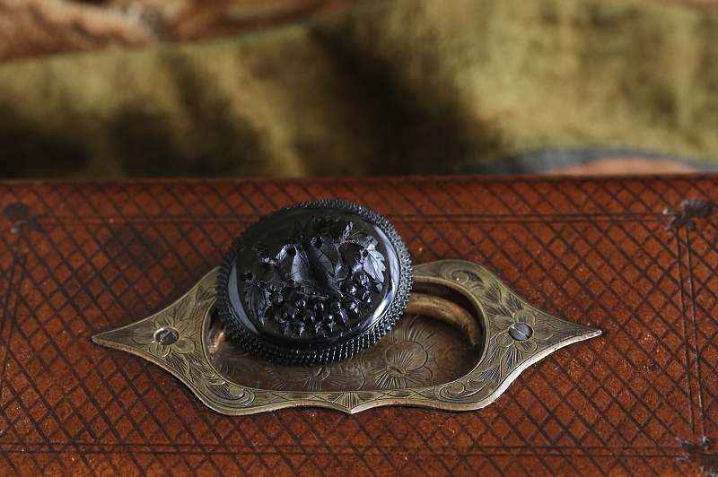 薔薇のジェットブローチ　イギリス　ヴィクトリアン アンティークストリュフ