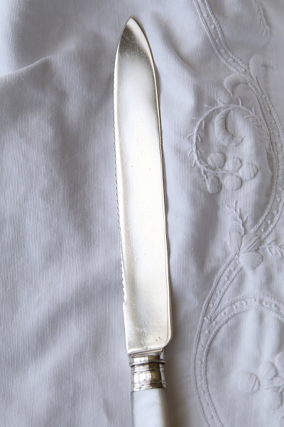 マザーオブパールハンドル　シルバーケーキナイフ　Isac Ellis & Sons アンティークストリュフ