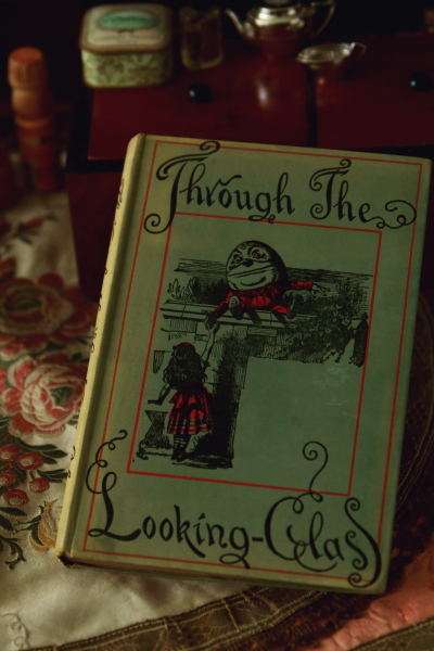 鏡の国のアリス ジョン・テニエル through the　looking glass ルイス・キャロル　アンティークストリュフ 20250311