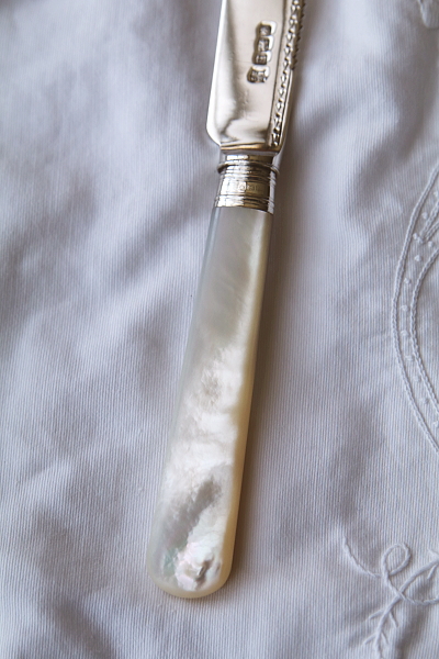 マザーオブパールハンドル　シルバーケーキナイフ　Isac Ellis & Sons アンティークストリュフ