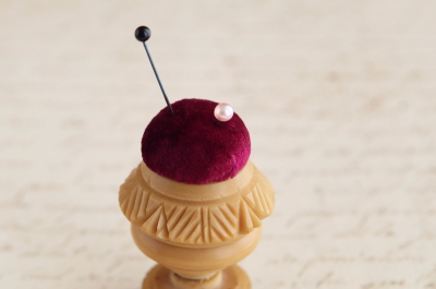 ベジタブルアイボリーのピンクッション　ヴィクトリアン　イギリス アンティークストリュフ