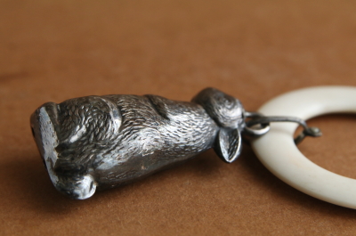 ウサギのベビーラトル　イギリス アンティークストリュフ