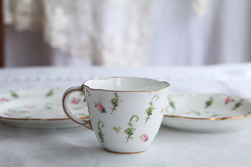 手描きの小薔薇のティートリオ　ロイヤルクラウンダービー　royalcrownderby イギリス　アンティークストリュフ