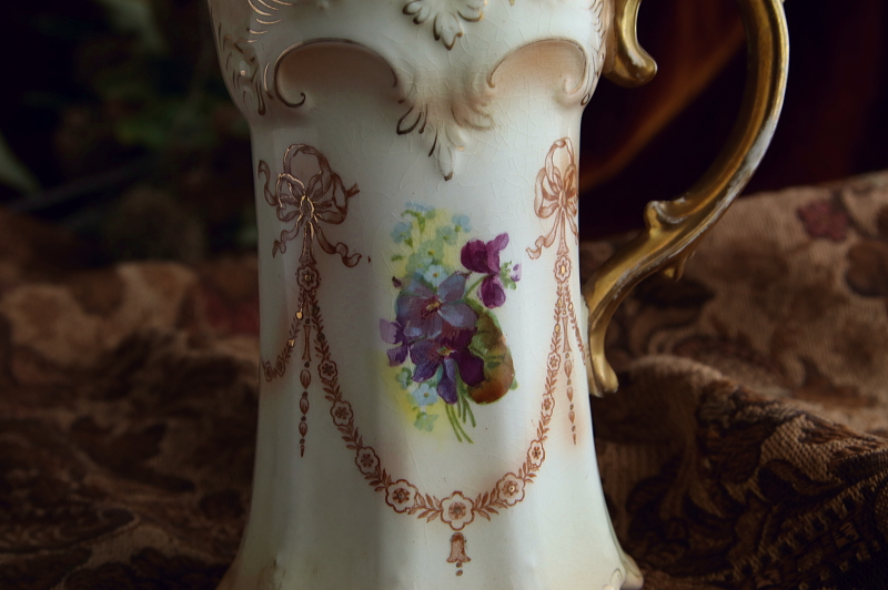 スミレとワスレナグサ　リボン飾りジャグ　イギリス アンティークストリュフ