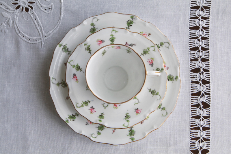 手描きの小薔薇のティートリオ　ロイヤルクラウンダービー　royalcrownderby イギリス　アンティークストリュフ