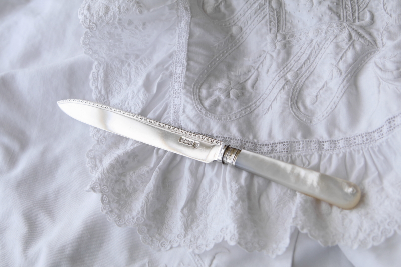 マザーオブパールハンドル　シルバーケーキナイフ　Isac Ellis & Sons アンティークストリュフ