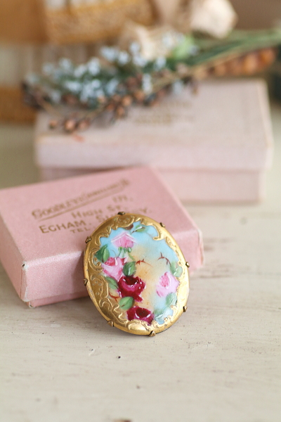 薔薇のポーセリンブローチ　ヨーロッパ アンティークストリュフ 20251127