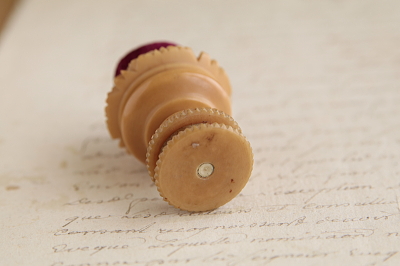 ベジタブルアイボリーのピンクッション　ヴィクトリアン　イギリス アンティークストリュフ