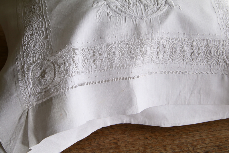 刺繍のナイトドレスケースのクッション　ワイルドストロベリー　イギリス アンティークストリュフ