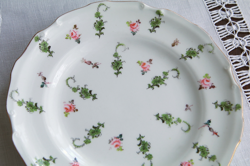 手描きの小薔薇のティートリオ　ロイヤルクラウンダービー　royalcrownderby イギリス　アンティークストリュフ