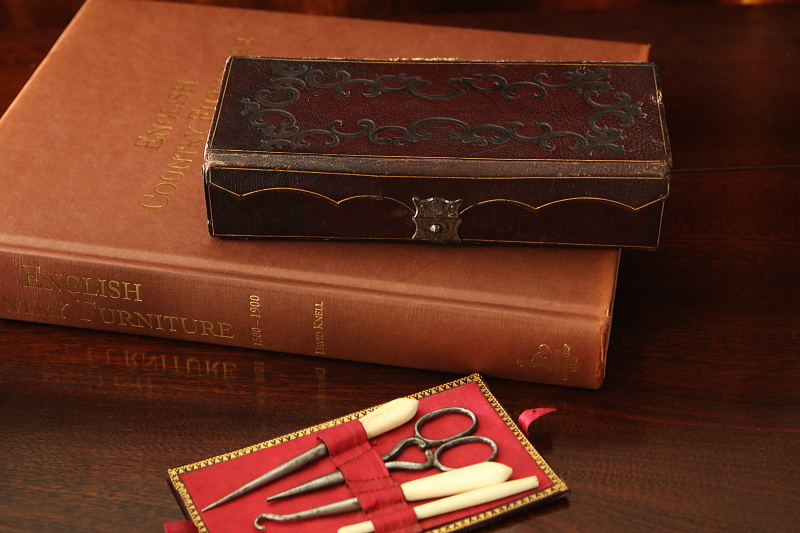 革表紙の裁縫セット　Lady's Companion　イギリス アンティークストリュフ