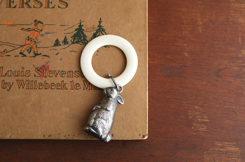 ウサギのベビーラトル　イギリス アンティークストリュフ