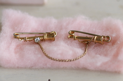 ホルンのカラーピンブローチ アンティークストリュフ 20251127