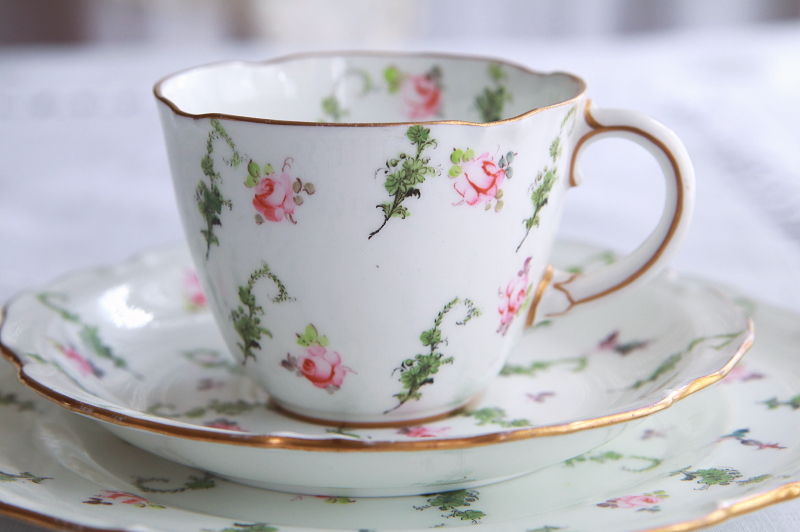 手描きの小薔薇のティートリオ　ロイヤルクラウンダービー　royalcrownderby イギリス　アンティークストリュフ