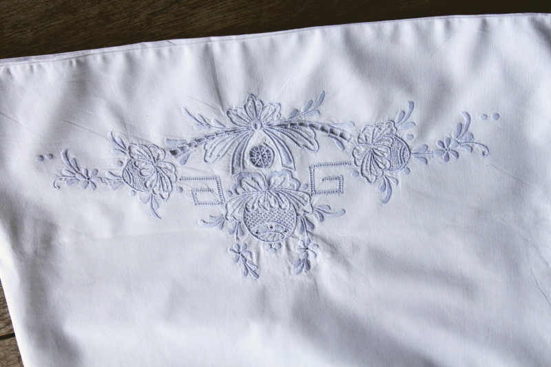 アンティークコットンピローケース　花の刺繍　イギリス
