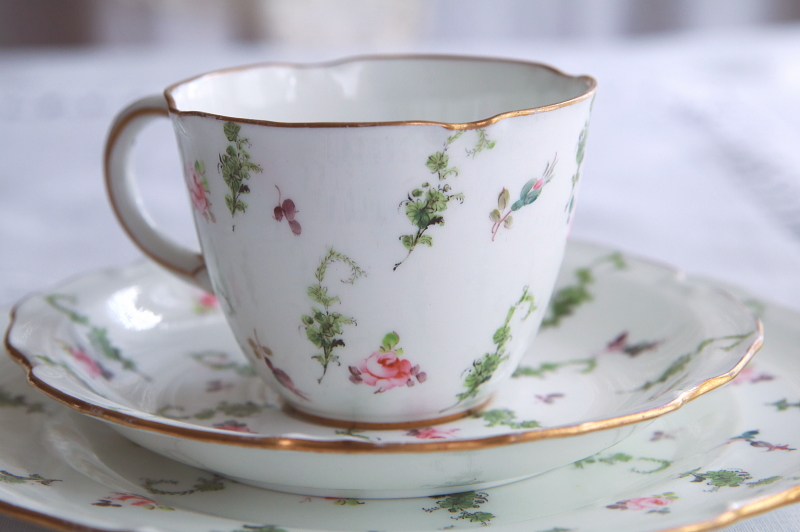 手描きの小薔薇のティートリオ　ロイヤルクラウンダービー　royalcrownderby イギリス　アンティークストリュフ