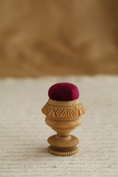 ベジタブルアイボリーのピンクッション　ヴィクトリアン　イギリス アンティークストリュフ