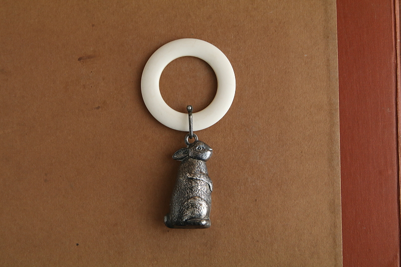 ウサギのベビーラトル　イギリス アンティークストリュフ