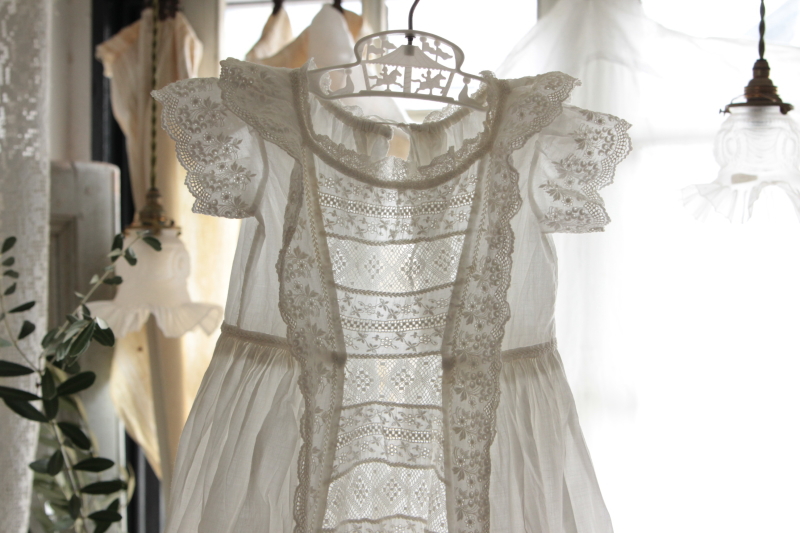 アンティークベビードレス　クリスニングドレス　ヴィクトリアンアンティーク　刺繍　レース　ローンドレス　イギリス
