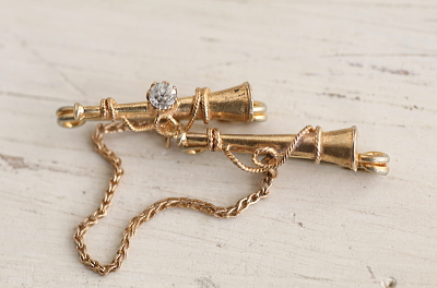 ホルンのカラーピンブローチ アンティークストリュフ 20251127