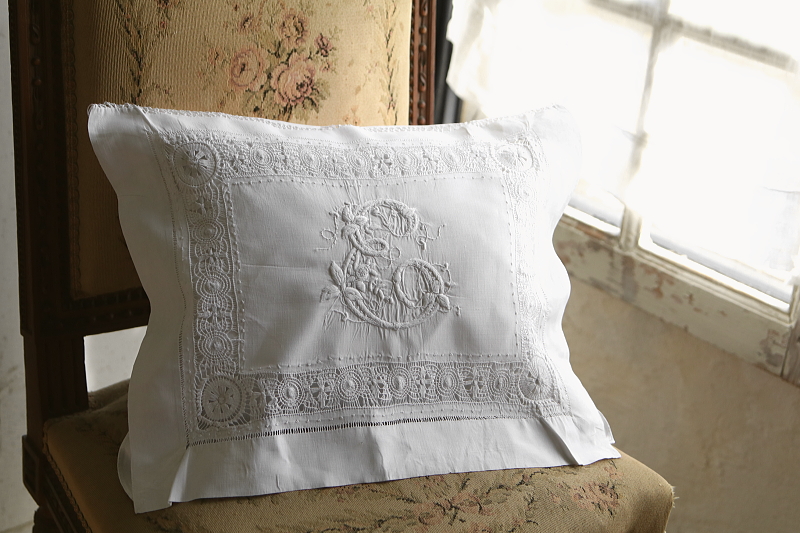 刺繍のナイトドレスケースのクッション　ワイルドストロベリー　イギリス アンティークストリュフ