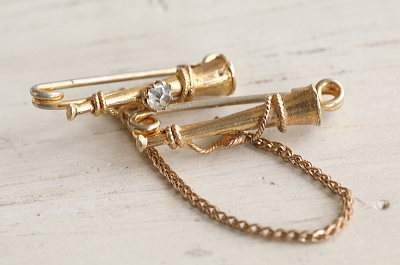 ホルンのカラーピンブローチ アンティークストリュフ 20251127