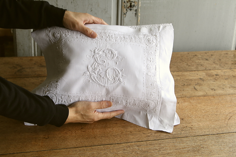 刺繍のナイトドレスケースのクッション　ワイルドストロベリー　イギリス アンティークストリュフ