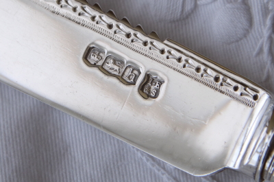 マザーオブパールハンドル　シルバーケーキナイフ　Isac Ellis & Sons アンティークストリュフ