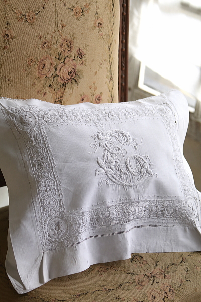 <IMG src="file:///D:/truffleHP/WADAX A&C2/image431153.jpg" width="400" height="600" border="0" alt="刺繍のナイトドレスケースのクッション　ワイルドストロベリー　イギリス アンティークストリュフ 20251128">