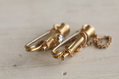 ホルンのカラーピンブローチ アンティークストリュフ 20251127