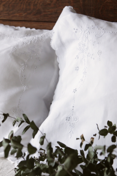 アンティークリネンピローケース　蔓花　カットワーク　刺繍　イギリス