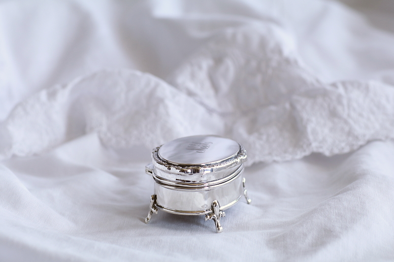 モノグラムのシルバージュエリーボックス　イギリス アンティークストリュフ