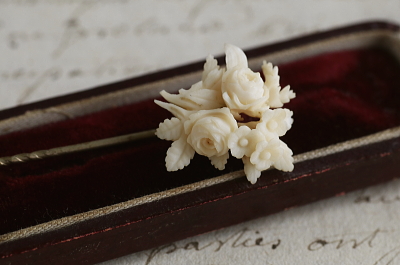 カーブドボーンピンブローチ　薔薇と勿忘草　ヨーロッパ アンティークストリュフ