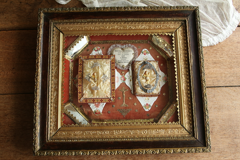 洗礼記念の天使のフレーム　ポーランド　クロスターアルバイテン　ウクライナ アンティークストリュフ 20251224